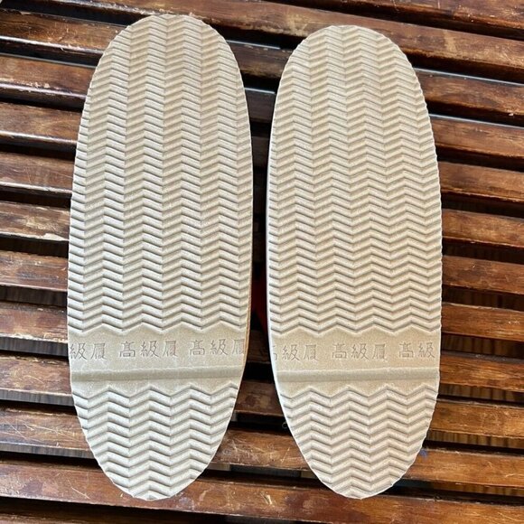 Traditional Japanese Geta Sandals With Red Straps & Textured Soles - Picture 3 of 3